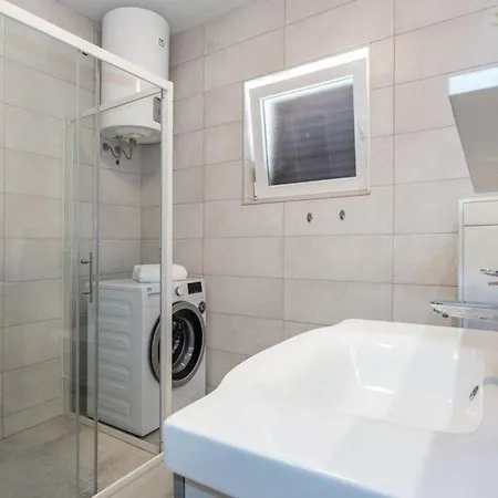 Ferienhaus Mit Privatpool Fur 8 Personen Ca 105 Qm In Pakovo Selo, Dalmatien Dalmatinisches Hinterland Feriehus *