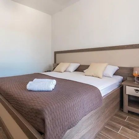 Feriehus Ferienhaus Mit Privatpool Fur 8 Personen Ca 105 Qm In Pakovo Selo, Dalmatien Dalmatinisches Hinterland