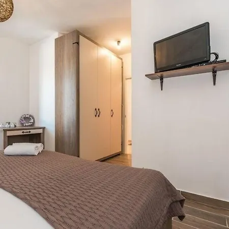 Feriehus Ferienhaus Mit Privatpool Fur 8 Personen Ca 105 Qm In Pakovo Selo, Dalmatien Dalmatinisches Hinterland Pakovo Selo