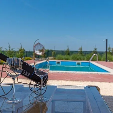 Ferienhaus Mit Privatpool Fur 8 Personen Ca 105 Qm In Pakovo Selo, Dalmatien Dalmatinisches Hinterland * Pakovo Selo