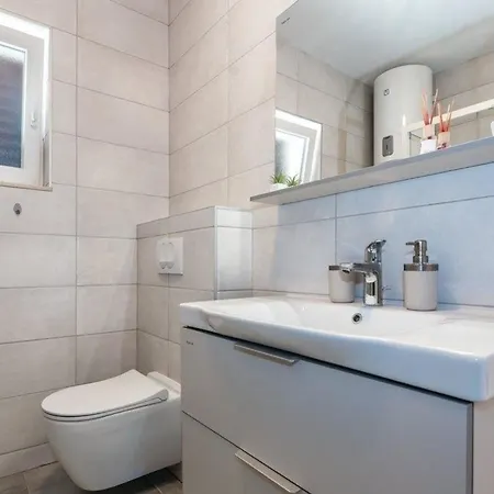 Ferienhaus Mit Privatpool Fur 8 Personen Ca 105 Qm In Pakovo Selo, Dalmatien Dalmatinisches Hinterland *
