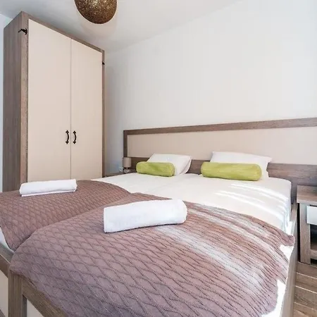Feriehus Ferienhaus Mit Privatpool Fur 8 Personen Ca 105 Qm In Pakovo Selo, Dalmatien Dalmatinisches Hinterland *