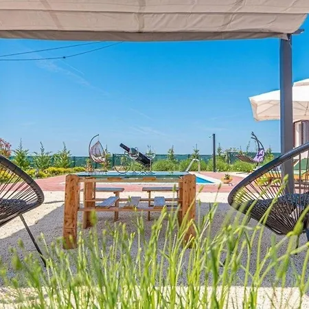 Ferienhaus Mit Privatpool Fur 8 Personen Ca 105 Qm In Pakovo Selo, Dalmatien Dalmatinisches Hinterland *