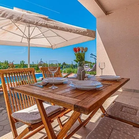 Feriehus Ferienhaus Mit Privatpool Fur 8 Personen Ca 105 Qm In Pakovo Selo, Dalmatien Dalmatinisches Hinterland
