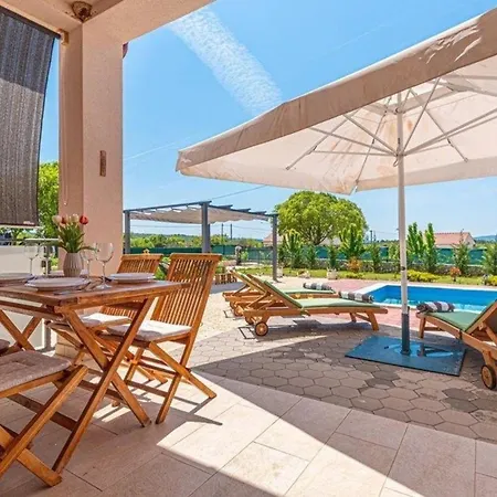 Ferienhaus Mit Privatpool Fur 8 Personen Ca 105 Qm In Pakovo Selo, Dalmatien Dalmatinisches Hinterland